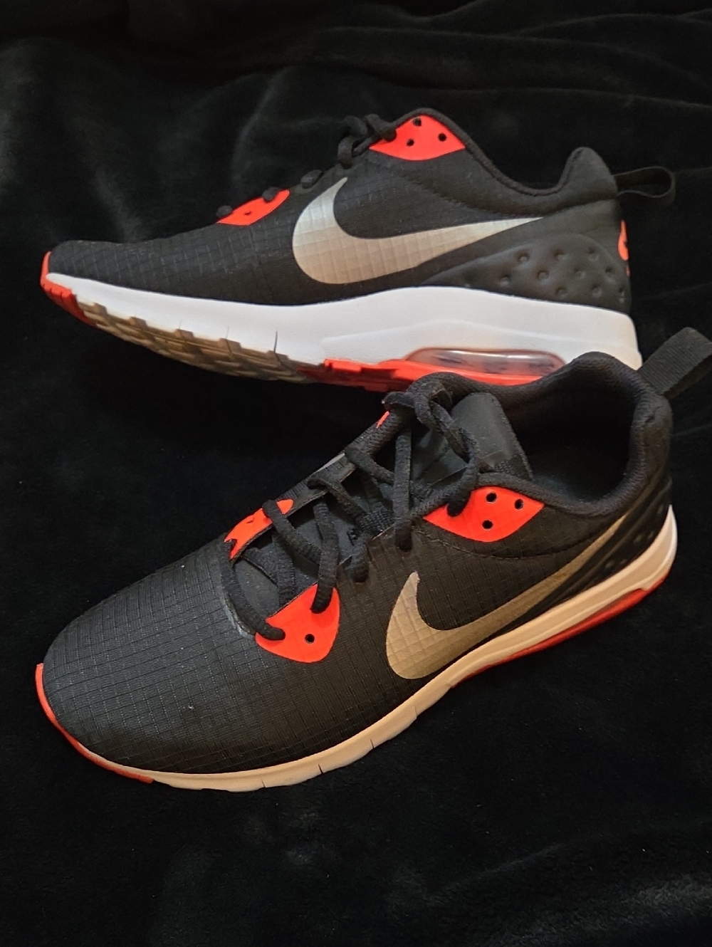 Nike Women's Black and Red Lightweight Air-Cushioned Sneakers